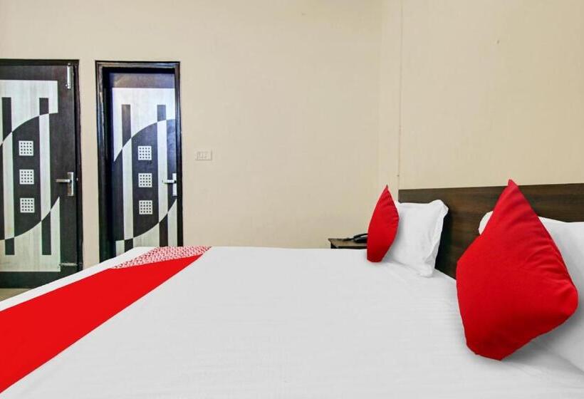 Triple Classic Room, Oyo Flagship Pleasure Inn Near Haiderpur Metro Station
