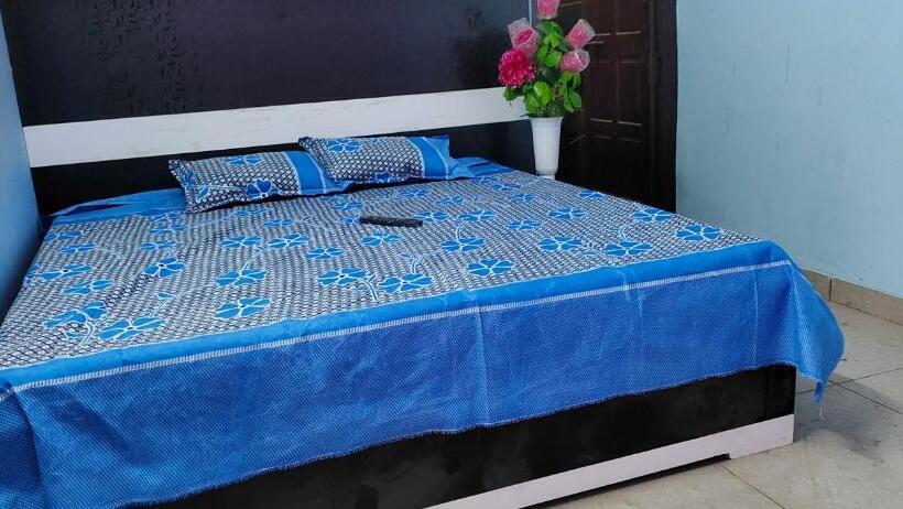 חדר קלאסי לשלושה, Oyo Royal