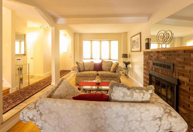 Апартаменты 3 Спальни, Comfortable House Located 10 Minutes From Downtown