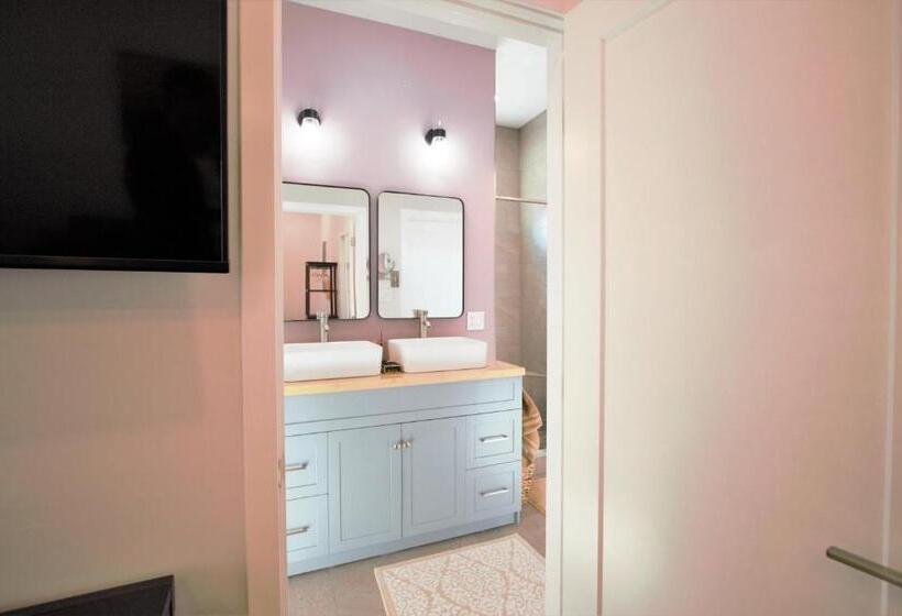 Standart Oda, Modern Executive Suite W/ Kitchenette And Laundry