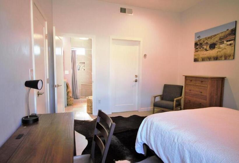 Standart Oda, Modern Executive Suite W/ Kitchenette And Laundry