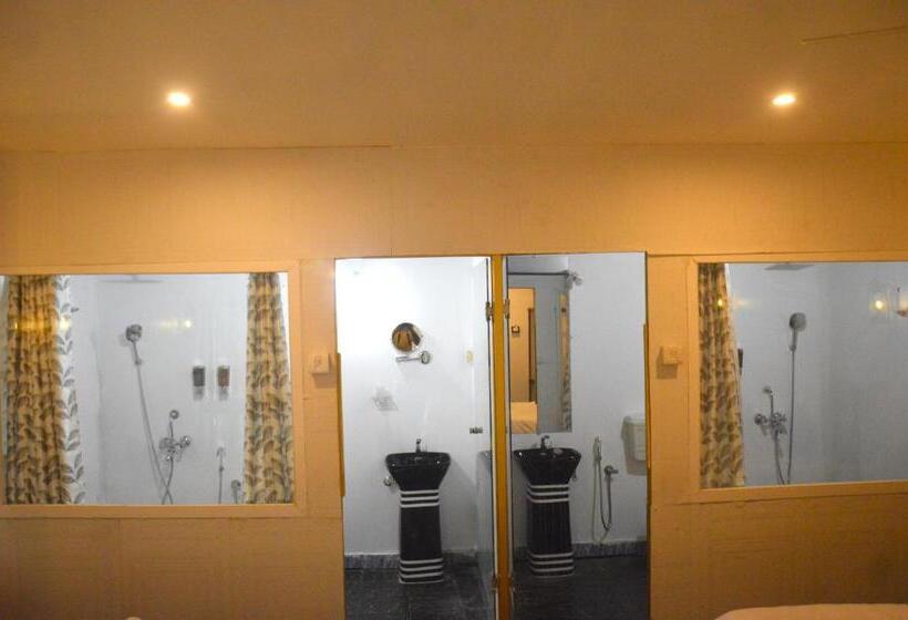 חדר משפחתי, Sunbath Beach Exotica