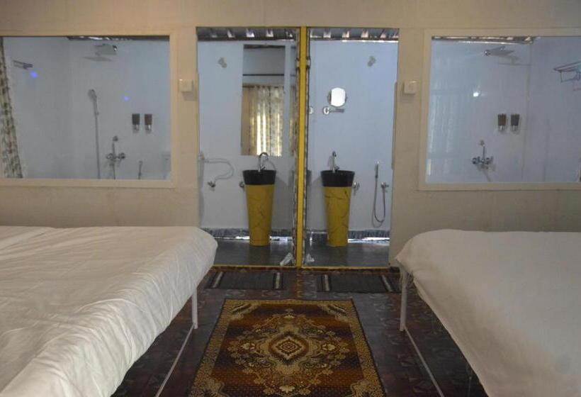 חדר משפחתי, Sunbath Beach Exotica