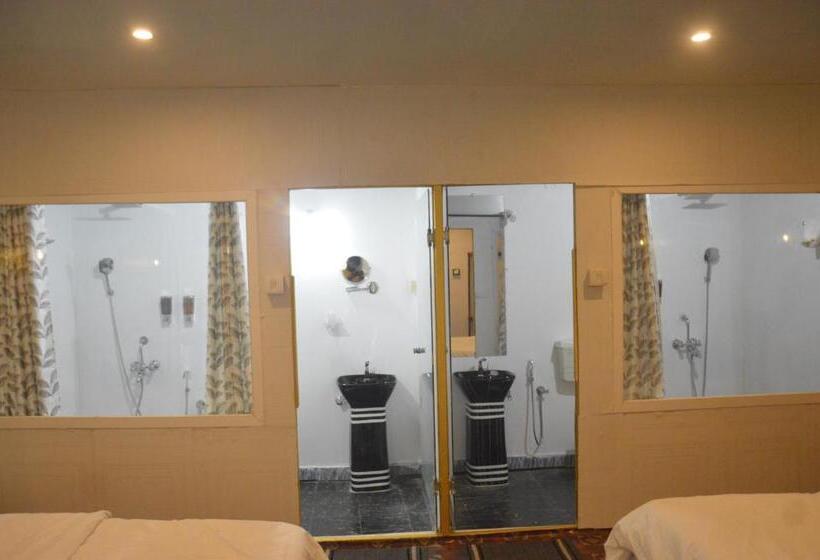 חדר משפחתי, Sunbath Beach Exotica