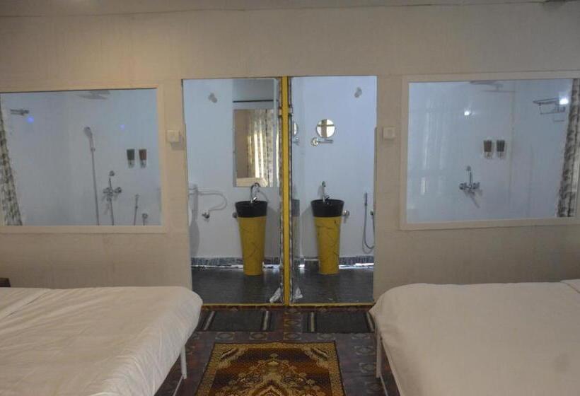 חדר משפחתי, Sunbath Beach Exotica