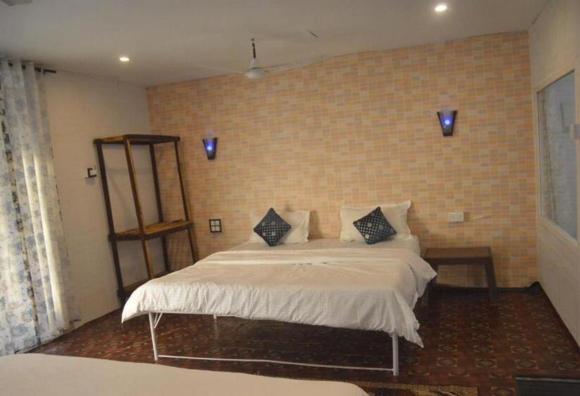 חדר משפחתי, Sunbath Beach Exotica