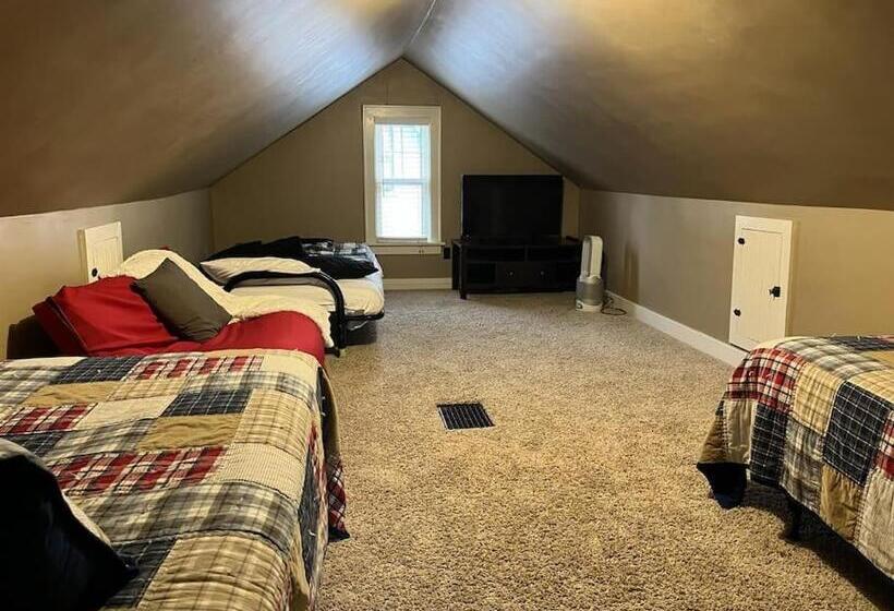 اتاق استاندارد چهارنفره با سرویس بهداشتی مشترک, Historic Twin Tudors Inn