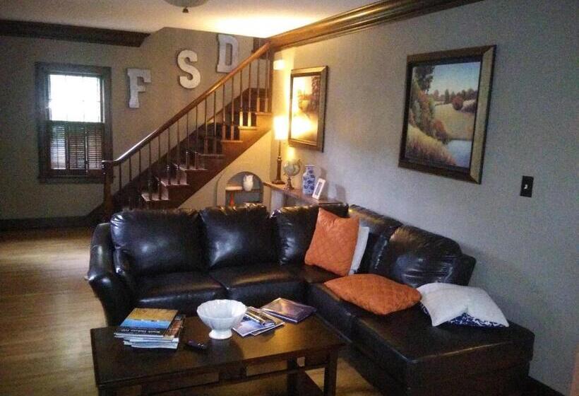 خانه 1 خوابه, Historic Twin Tudors Inn