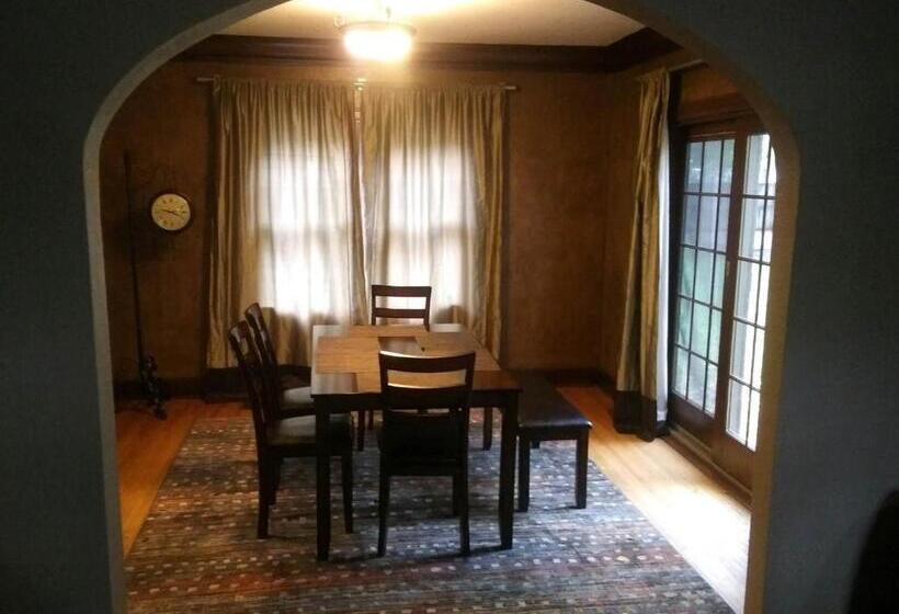 خانه 1 خوابه, Historic Twin Tudors Inn
