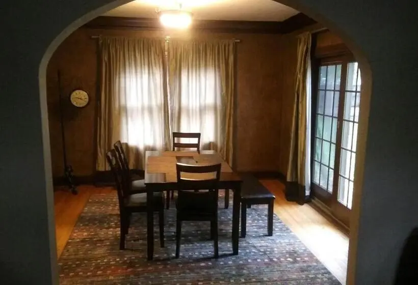 １ベッドルームハウス, Historic Twin Tudors Inn