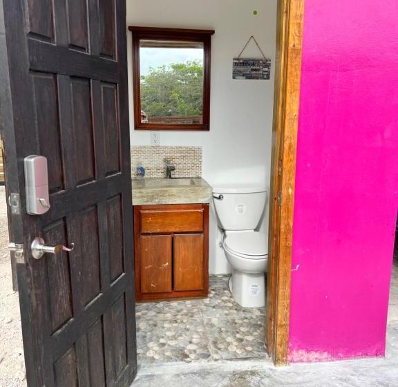 غرفة قياسية رباعية مزودة بشُرفة, West End Cabanas