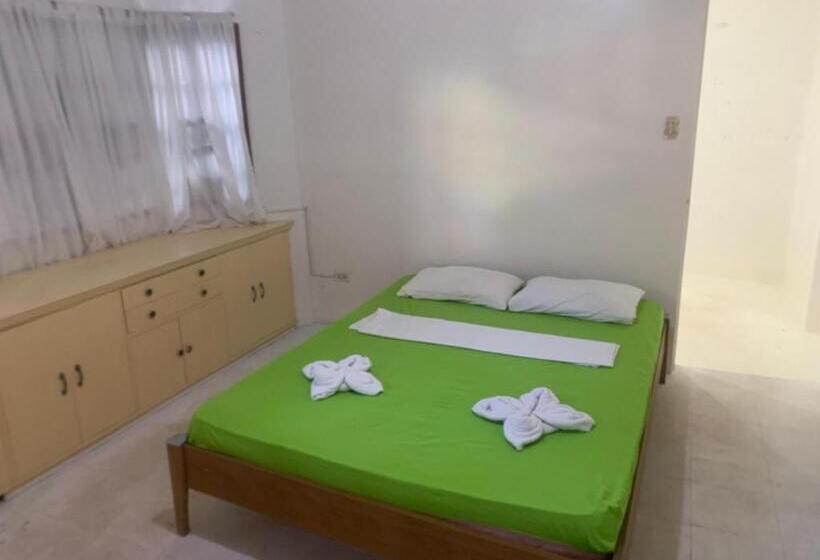 Habitació Estàndard, Full Moon Hostel   Beer Pong Central