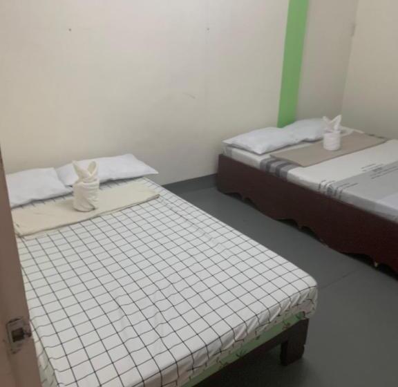 Habitació Estàndard, Full Moon Hostel   Beer Pong Central