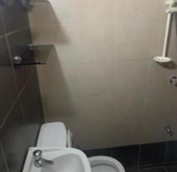 Habitació Economy, Full Moon Hostel   Beer Pong Central