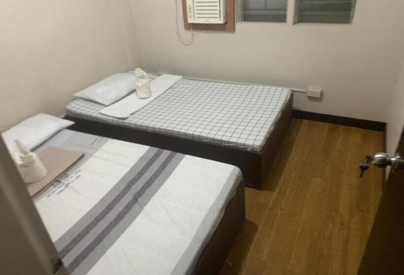 Habitació Economy, Full Moon Hostel   Beer Pong Central