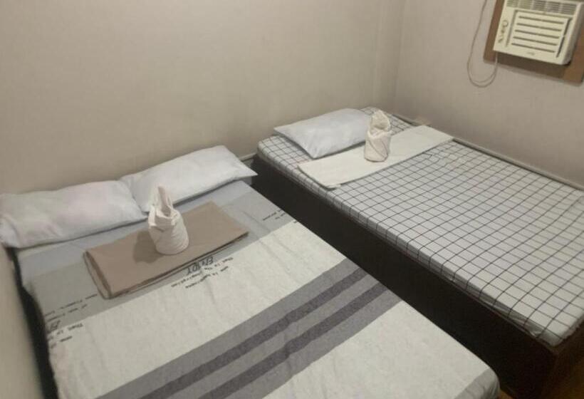 Habitació Economy, Full Moon Hostel   Beer Pong Central