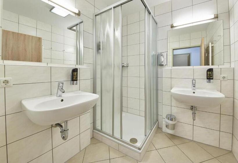 اتاق خانوادگی با چشمانداز کوه, Am Mitteregghof