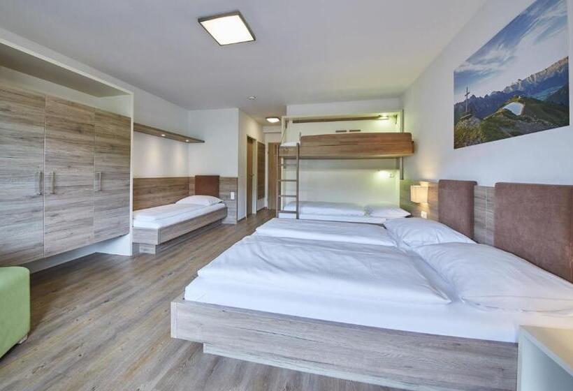 اتاق خانوادگی با چشمانداز کوه, Am Mitteregghof