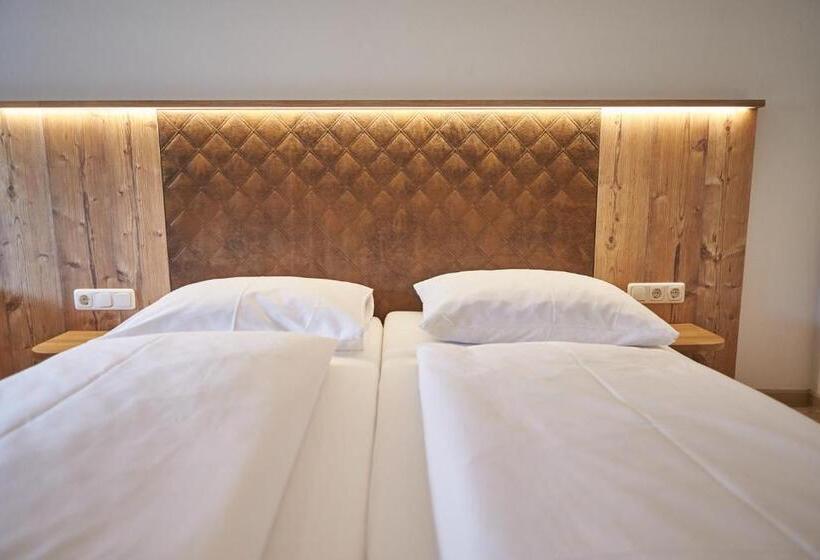 اتاق استاندارد چهار تخته, Am Mitteregghof