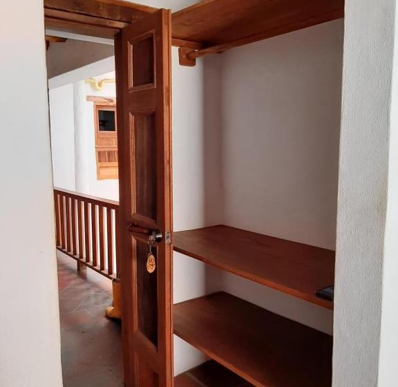 标准单人间, El Santuario