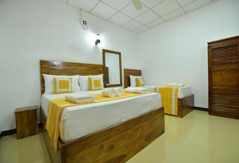 اتاق لوکس سه تخته, Wilroma Hotel&resort