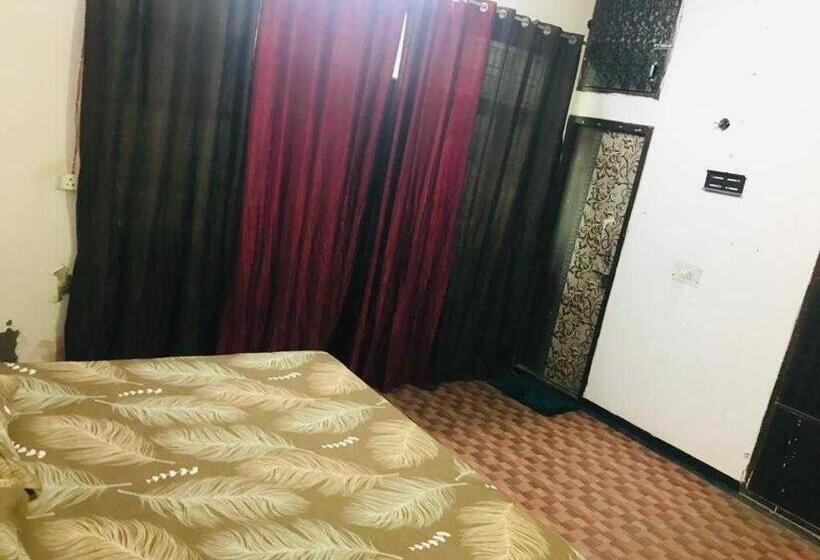 Трехместный Номер Классика, Oyo Hotel Hometown