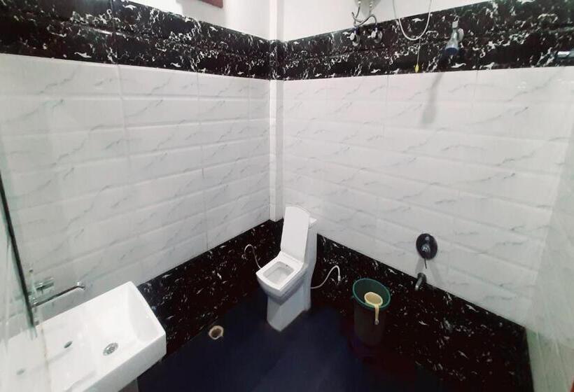 디럭스 트리플 룸, Oyo Hotel Tulip Inn