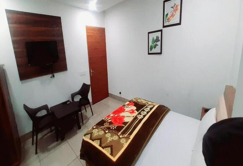 디럭스 트리플 룸, Oyo Hotel Tulip Inn