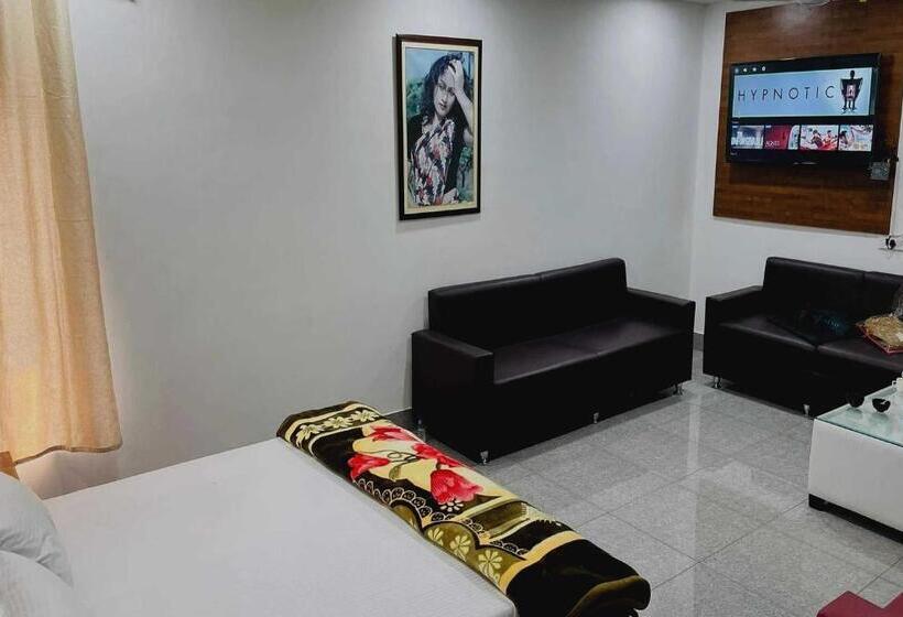 디럭스 트리플 룸, Oyo Hotel Tulip Inn