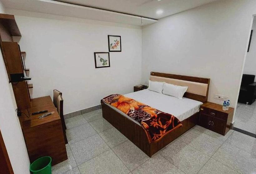 디럭스 트리플 룸, Oyo Hotel Tulip Inn