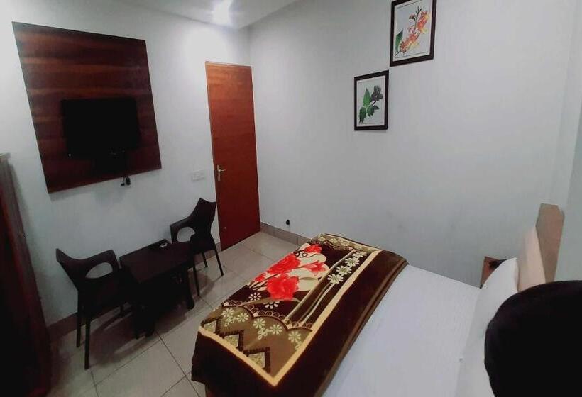 디럭스 트리플 룸, Oyo Hotel Tulip Inn