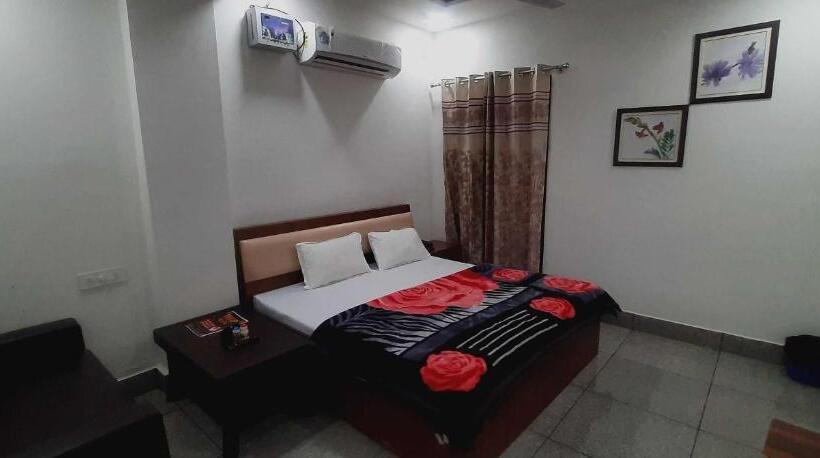 디럭스 트리플 룸, Oyo Hotel Tulip Inn