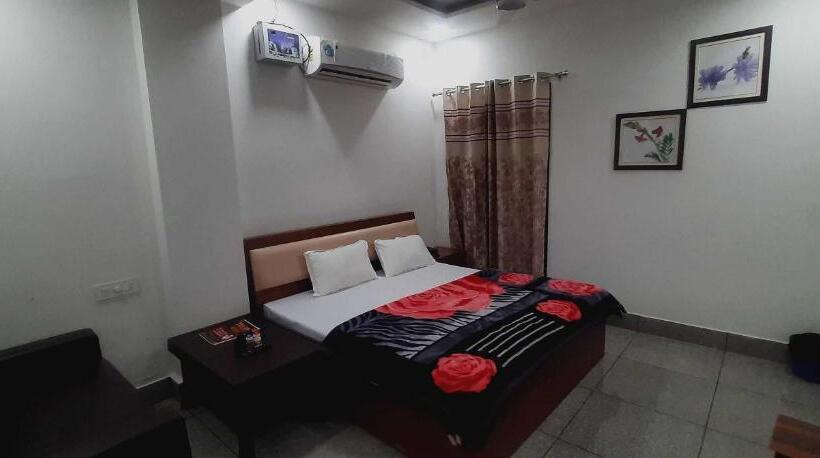 디럭스 트리플 룸, Oyo Hotel Tulip Inn