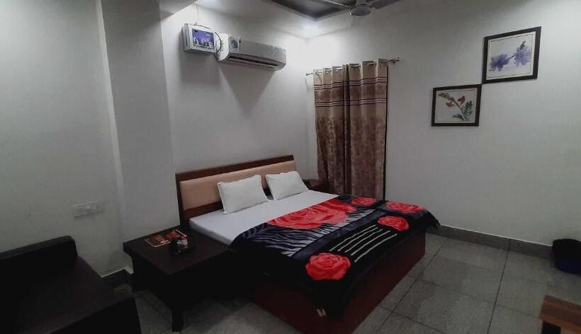 디럭스 트리플 룸, Oyo Hotel Tulip Inn