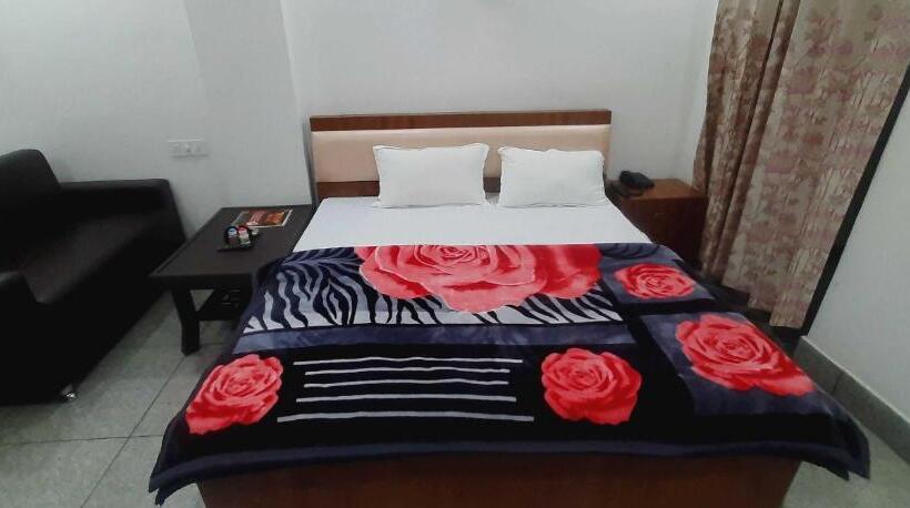 디럭스 트리플 룸, Oyo Hotel Tulip Inn