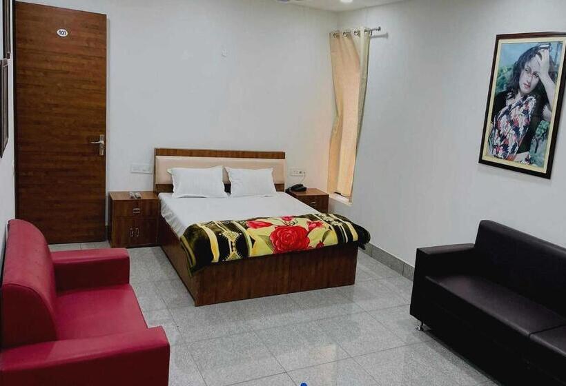 디럭스 트리플 룸, Oyo Hotel Tulip Inn