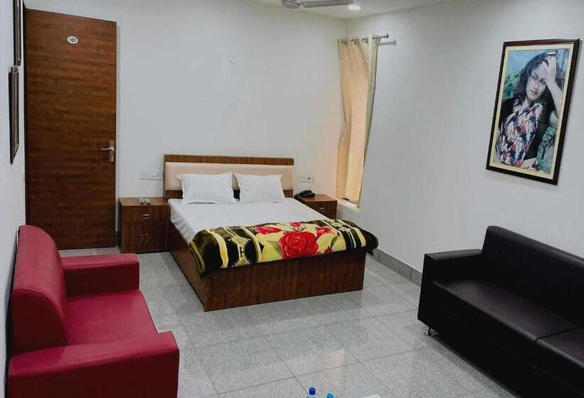 디럭스 트리플 룸, Oyo Hotel Tulip Inn