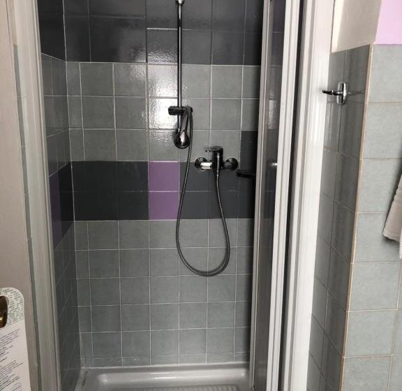 标准工作室, Albergo La Perla