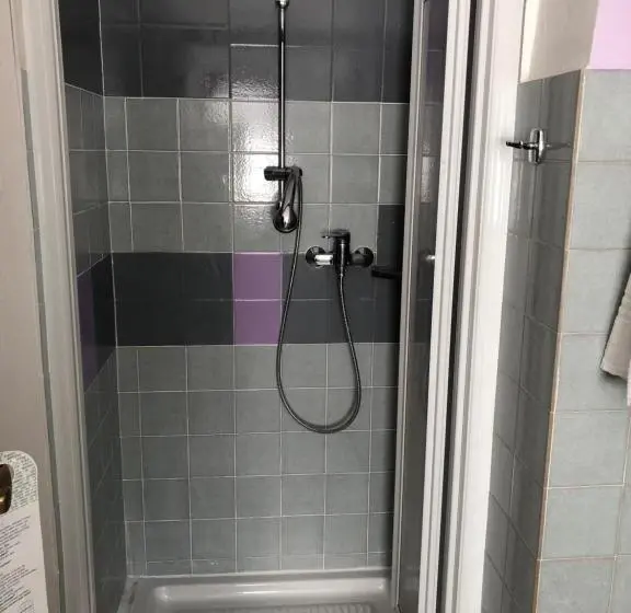 スタンダードスタジオ, Albergo La Perla