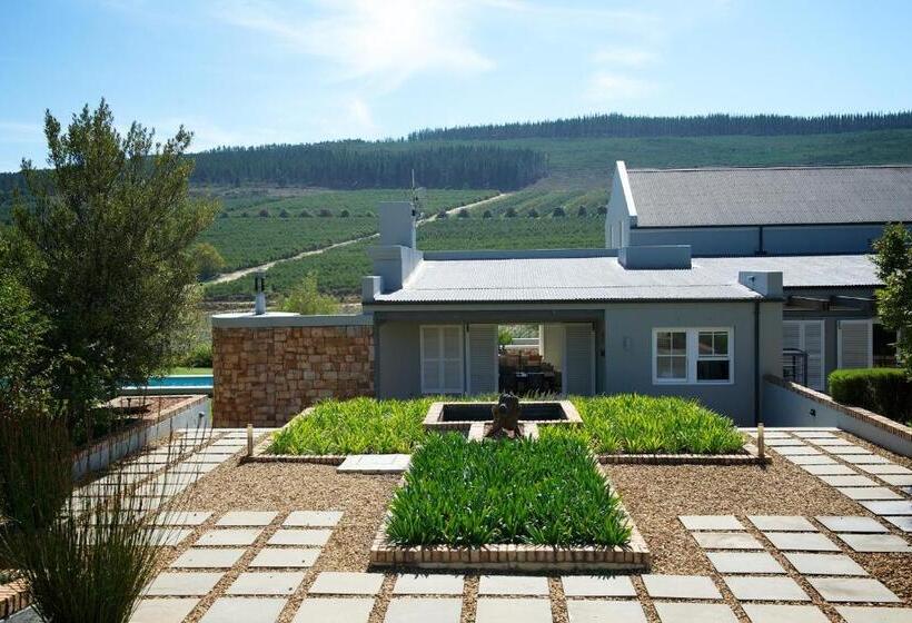 Вилла с 1 спальней и бассейном, South Hill