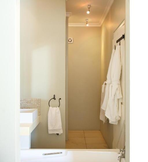 فيلا غرفة نوم واحدة مع مسبح, South Hill