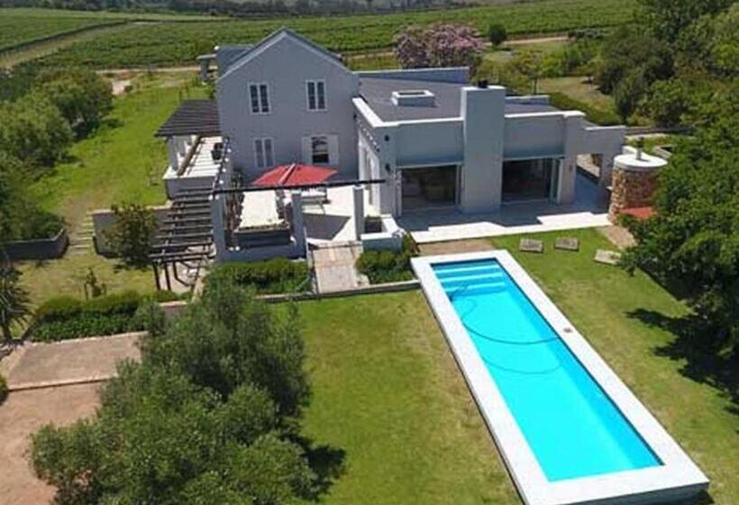 فيلا غرفة نوم واحدة مع مسبح, South Hill