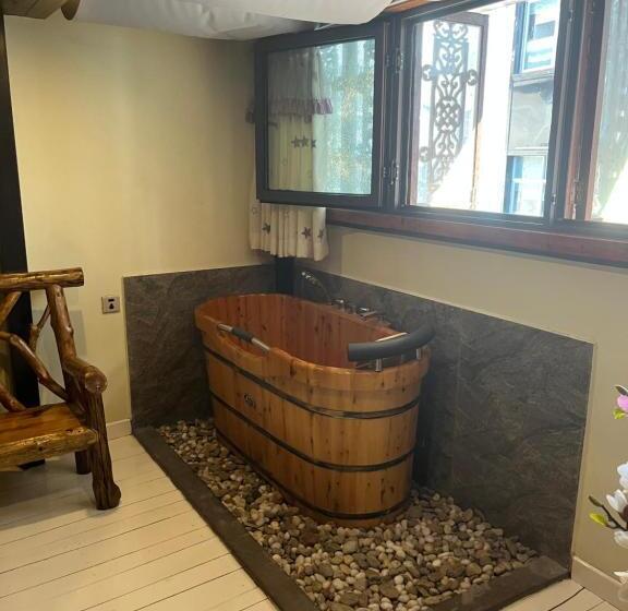 Perhehuone, Zhoujia Hostel