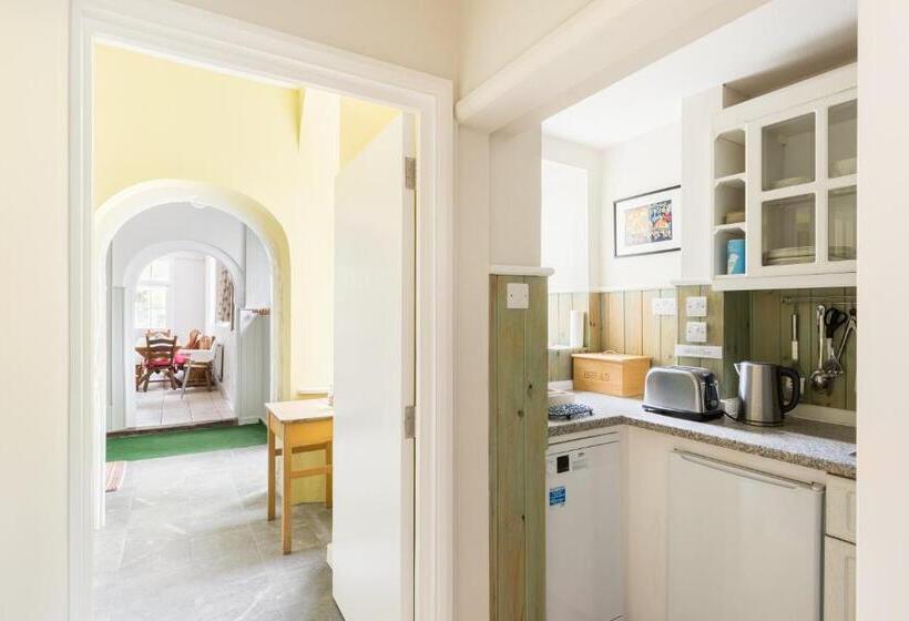 منزل غرفة نوم واحدة, Upper Court