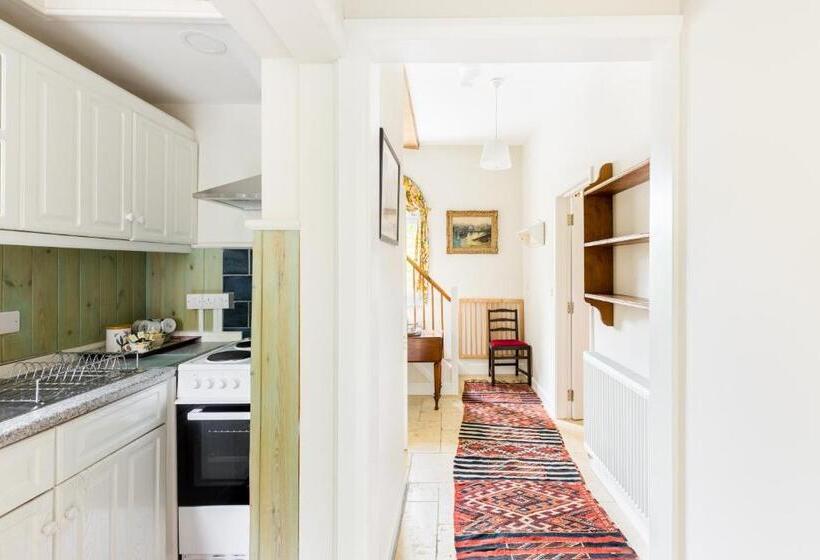 منزل غرفة نوم واحدة, Upper Court