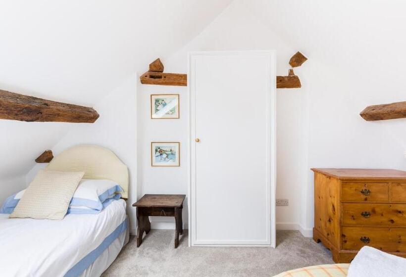 منزل غرفة نوم واحدة, Upper Court