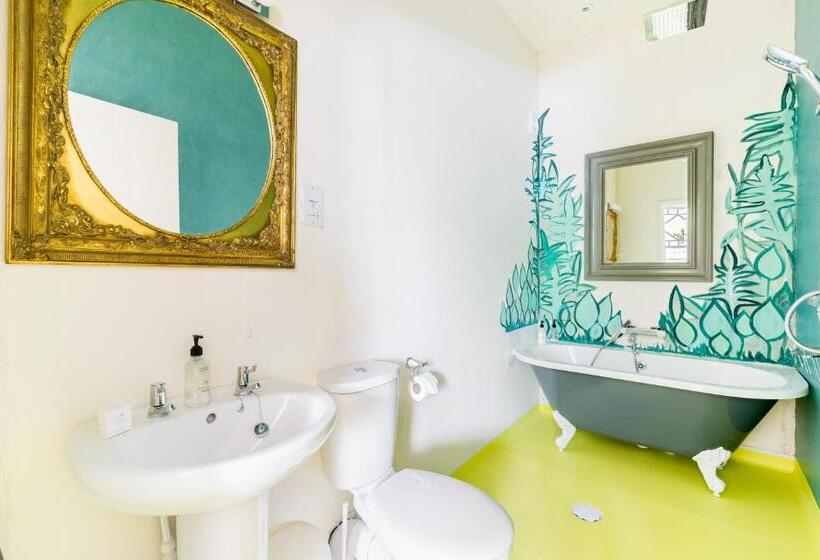 منزل غرفة نوم واحدة, Upper Court