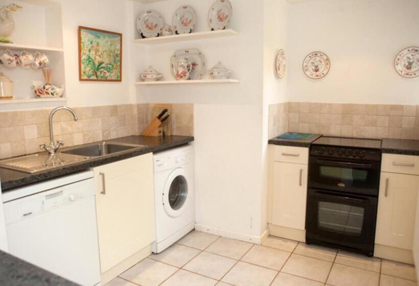 منزل 3 غرف نوم, Upper Court