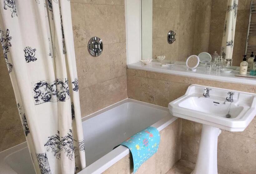 جناح سرير كينج, Upper Court