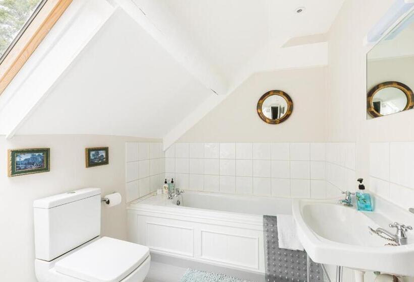 منزل غرفة نوم واحدة, Upper Court